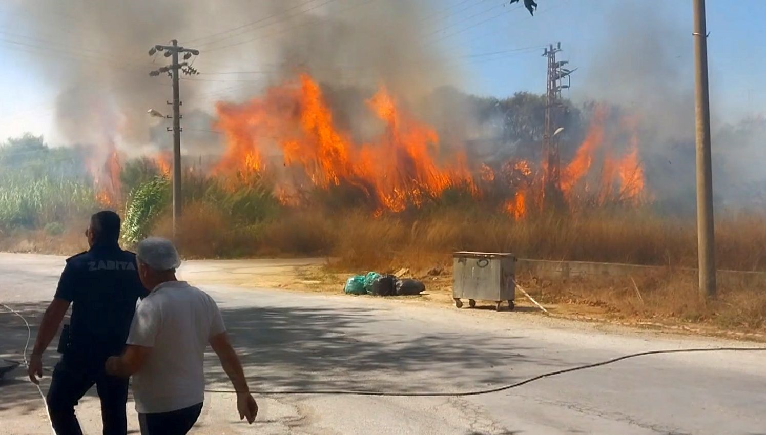 antalyada sazlik yangini vatandaslar yangin tupleriyle mudahale etti sKNBf43C