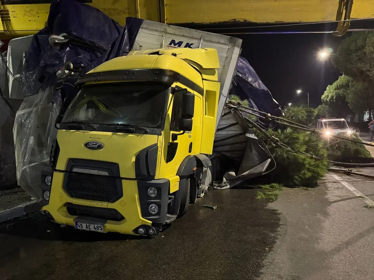 yunusemrede vinc devrildi operator hastaneye kaldirildi M43jihIq