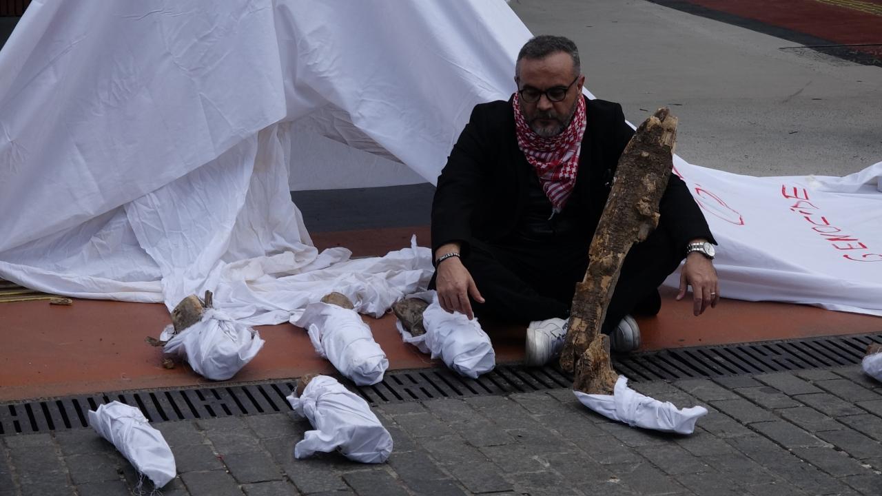 gazzede olen bebeklere dikkat cekmek icin kefenli eylem yapti aLSzTjLZ