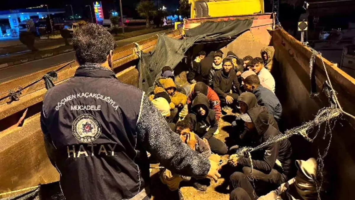 hatayda insan taciri hafriyat kamyonunda 28 kacak gocmenle yakalandi 8uIYfl2E.jpg