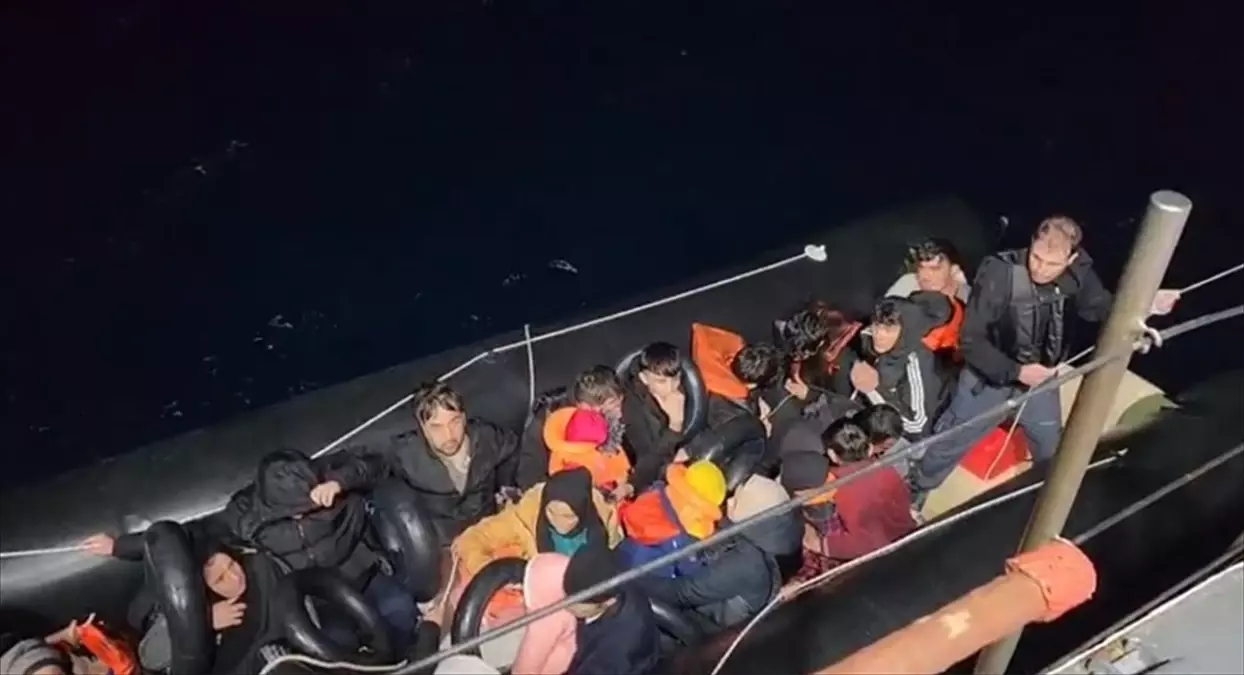 izmir aciklarinda 104 duzensiz gocmen yakalandi ZJGMcWP6.jpg