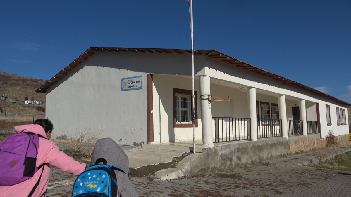 Bingöl’de kadın öğretmenin köy okuluna yürek ısıtan dokunuşuyla 4 öğrenci eğitim görüyor