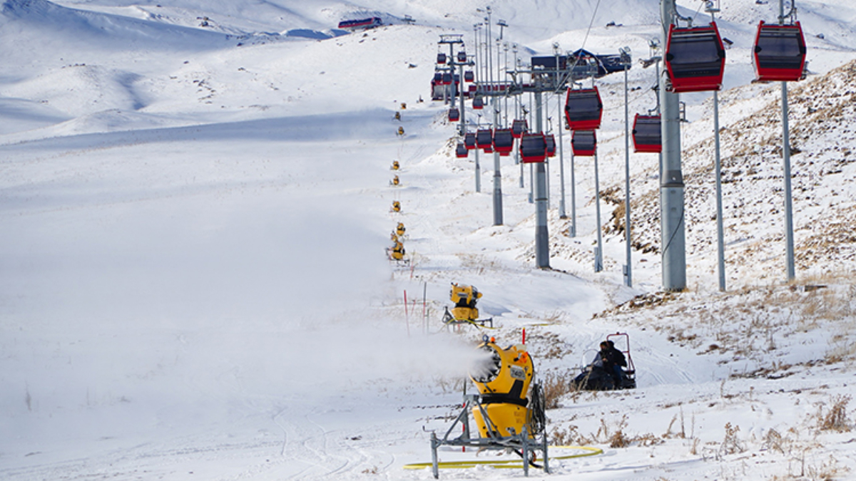 Erciyes’te sezon hazırlığı: Pistler suni karla besleniyor