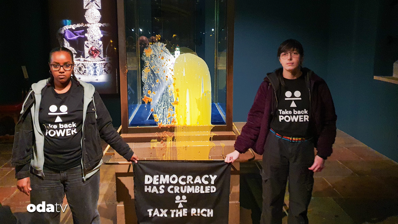 Kraliyet tacına muhallebili saldırı: 4 kişi gözaltına alındı