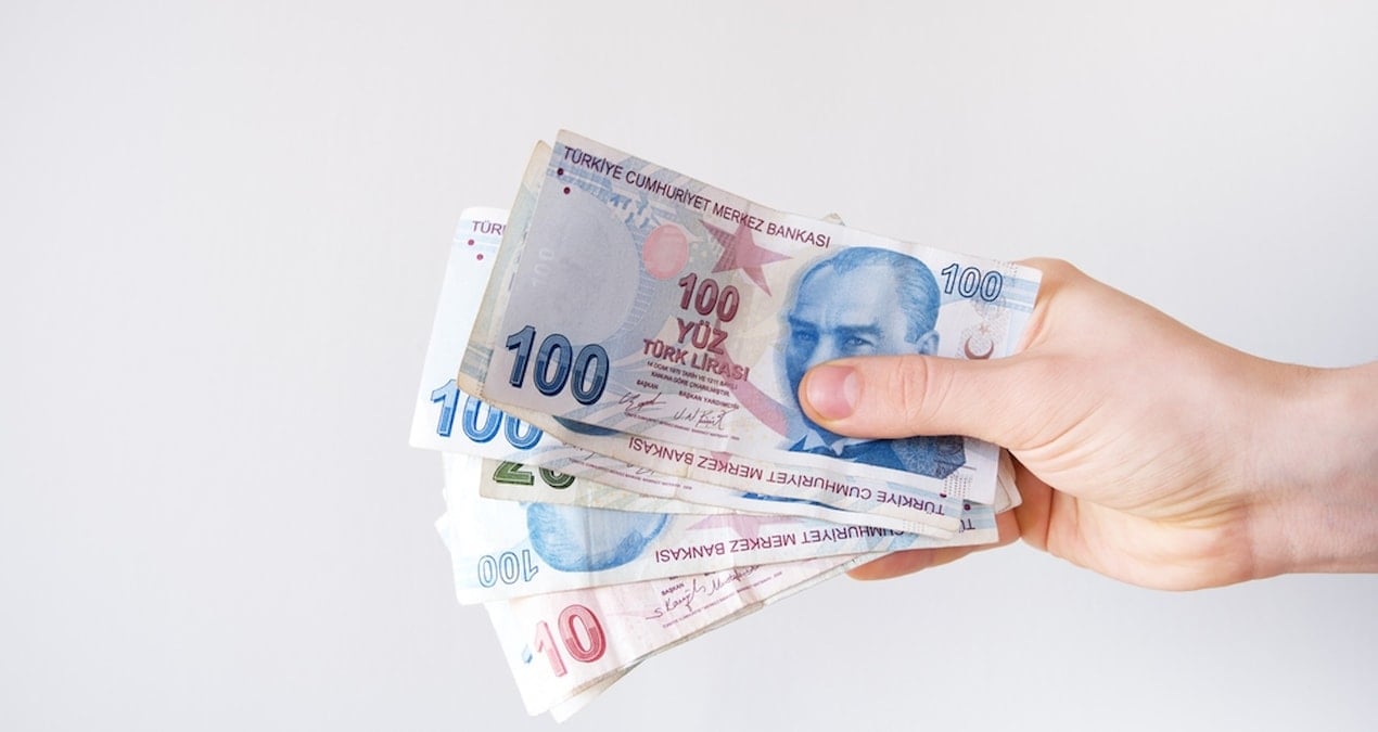 Yılbaşı hareketliliği başladı: Ağaç, led ve sepetlerde fiyatlar el yakıyor