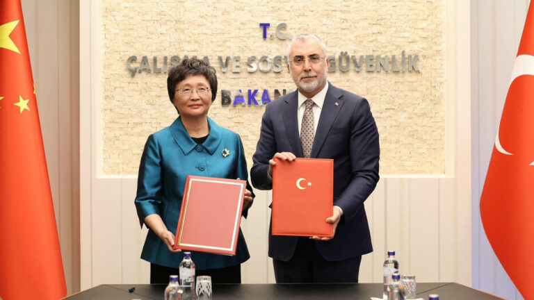 bakan-isikhana-cinli-mevkidasindan-ziyaret-mutabakat-imzalandi-REgWP3TO