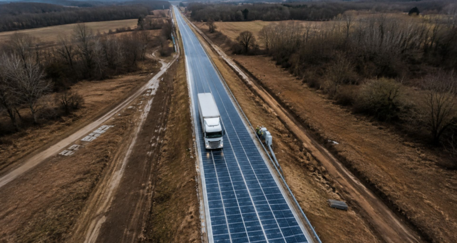 1 Kilometre Uzunluğunda Güneş Panelleri Yol Üzerine Yerleştirildi