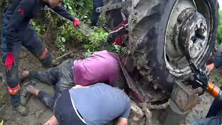 mersinde-traktor-devrildi-surucu-1-saatlik-calismayla-kurtarildi-MlpwLN36