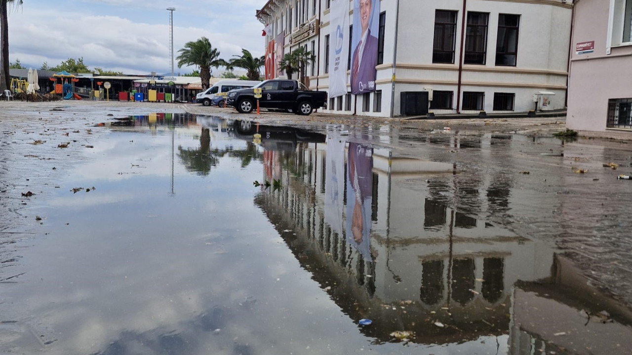 Bandırma’da sağanak sonrası sokaklar göle döndü