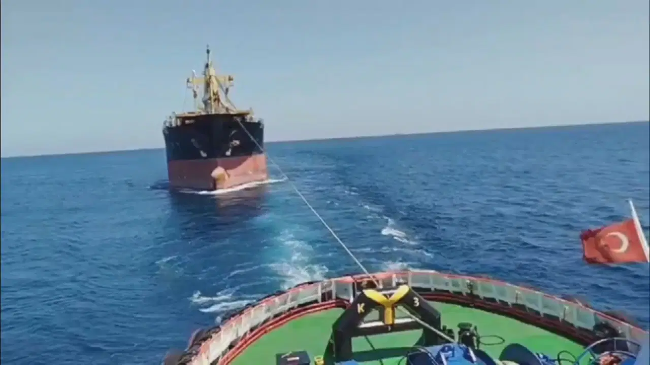 Türkeli Feneri açıklarında arızalanan yük gemisi kurtarıldı